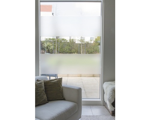 Interiör med plisségardin vid fönstret