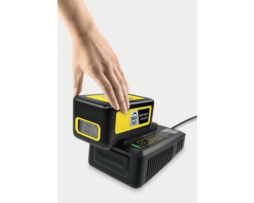 Kärcher 36 volts batteri placeras på laddstation