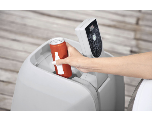 Drickburk placeras i ett spabads dryckeshållare