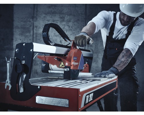 Kakelskärare i drift med byggnadsarbetare