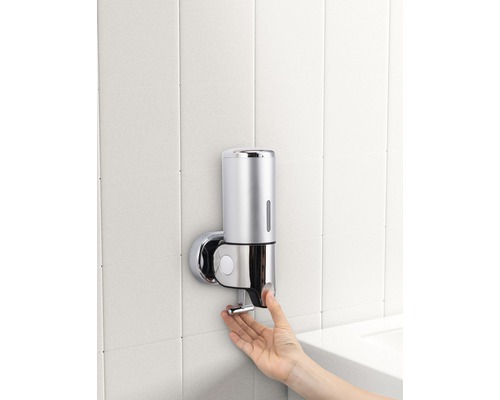 Vägghängd tvåldispenser i metall med manuell manövrering