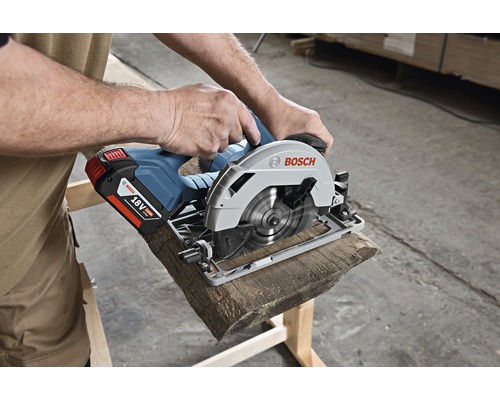 Batteridriven cirkelsåg som sågar trä