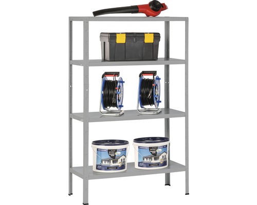 Hylla med lövblås, verktygslåda, kabelvindor och färgburkar