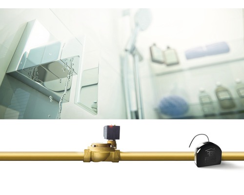 Scen med kran och Fibaro vattensensor på ett rör.