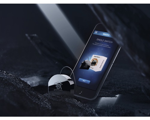 Smartphone med app för att styra en smart strömbrytare