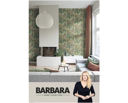 Vardagsrum med djungeltapet, öppen spis och grå soffa från Barbara Home Collection