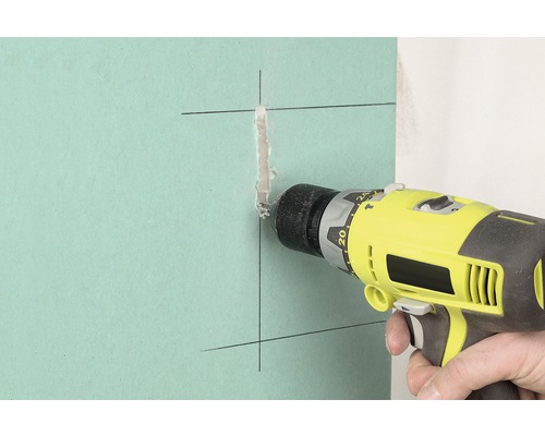 Borrmaskin borrar ett hål i en gipsskiva