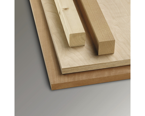 Träskiva, plywoodskiva och träribbor staplade