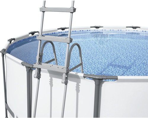 Ovanmarkspool med stege