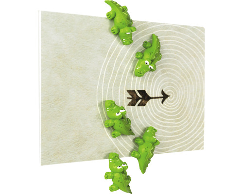 Dekorativa krokodilmagneter på en tavla med pilmotiv