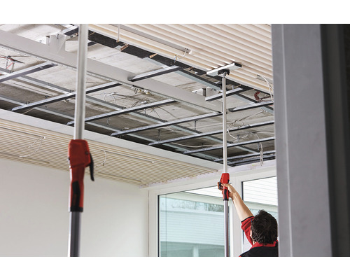 Montering av takplattor med monteringsverktyg i ett rum med takkonstruktion.