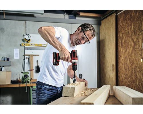 Man borrar i arbetsstycke med sladdlös skruvdragare