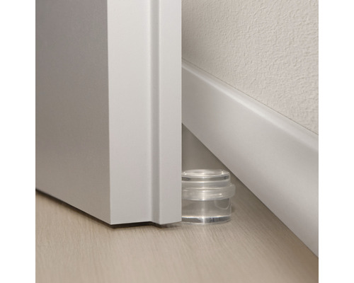 Transparent dörrstopp på golvet framför en dörr