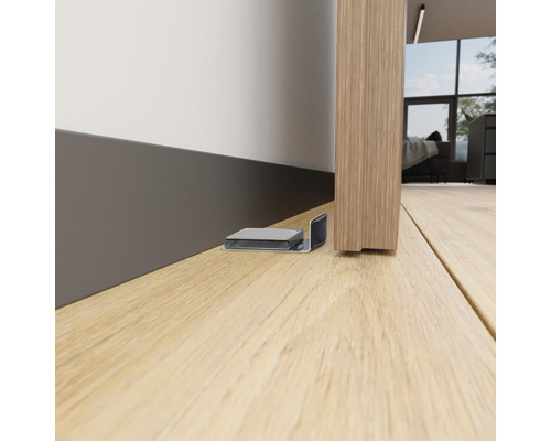 Dörrstopp av metall på ett trägolv