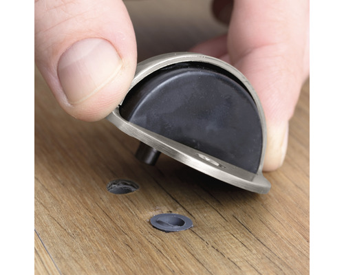 Montering av en dörrstopp på ett trägolv