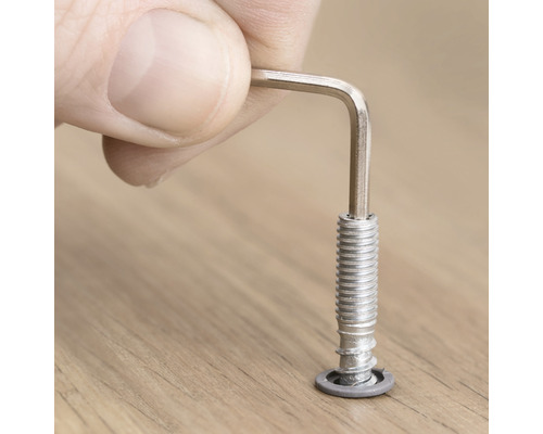 Skruv dras åt med en insexnyckel