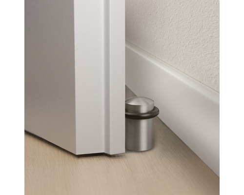 Dörrstopp i metall vid dörrkarmen