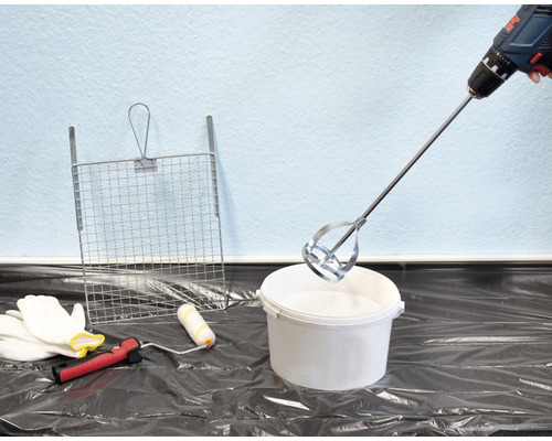 Färgblandartillsats på borrmaskin över färgburk med färgroller, avstrykningsgaller och handskar