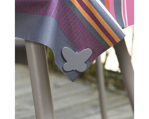 Dukklämma i fjärilsform på en duk