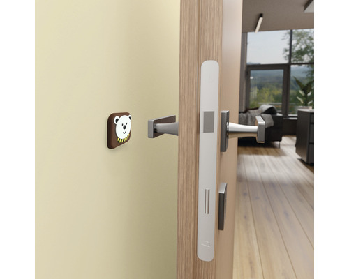 Öppen dörr med dörrhandtag och väggskydd med björnmotiv