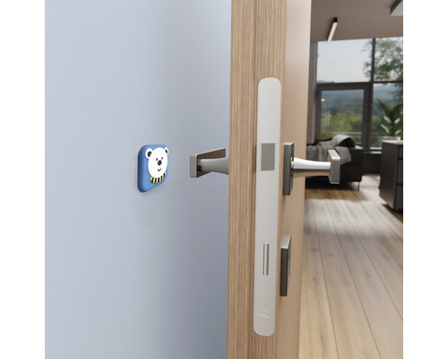 Dörr med dörrhandtag och dörrstopp med björnmotiv