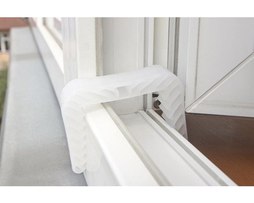 Fönstersäkring av plast på fönsterkarmen