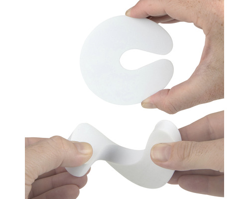 Två dörrstopp hålls i handen