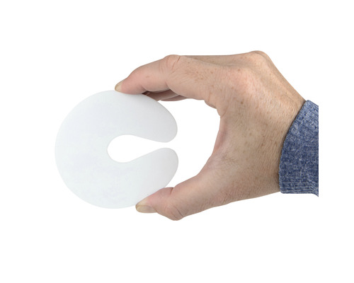 Hand håller dörrstopp av plast