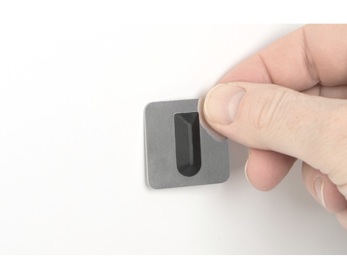 Metallisk bildkrok för montering på väggen