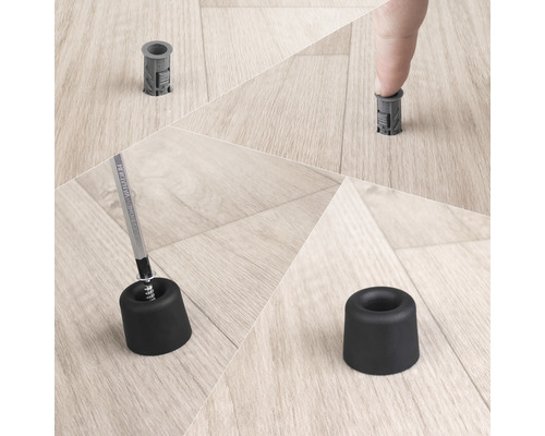 Montering av en svart dörrstopp med plugg på ett trägolv.