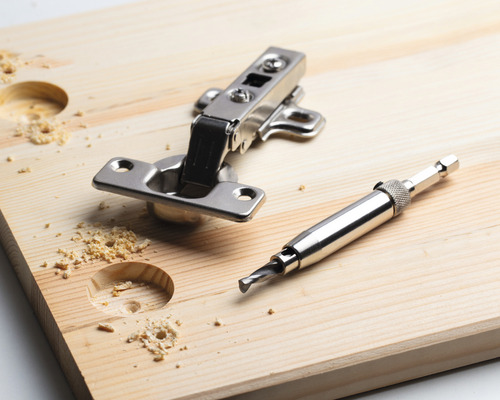 Möbelskåp, träborr och träskiva med borrade hål