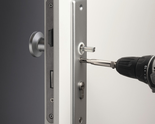 Installation av ett dörrhandtag med en sladdlös skruvdragare