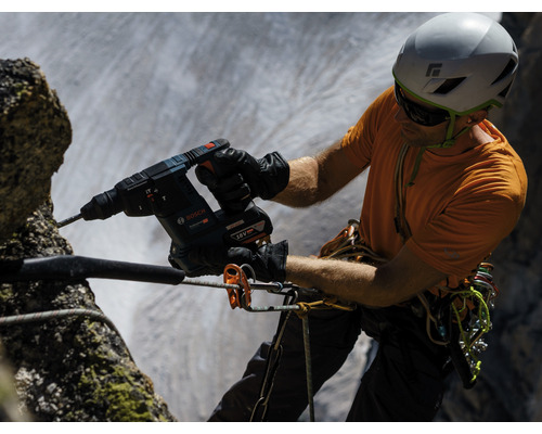 Hantverkare borrar ett hål i en sten med en borrhammare från Bosch.