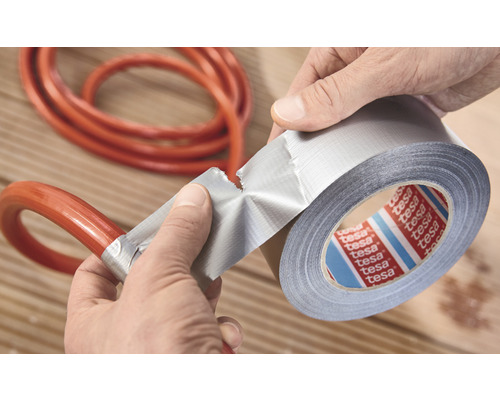 En rulle Tesa vävtejp används för att reparera en slang.