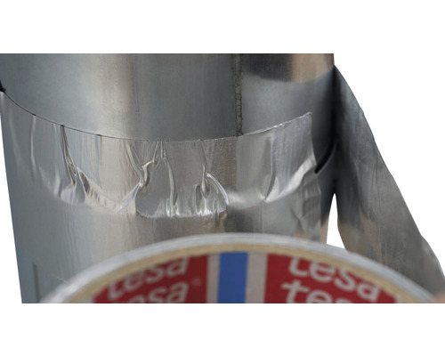 Aluminiumtejp används för att täta ett rör