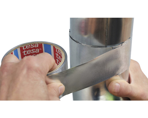 Aluminiumtejp från Tesa lindas runt ett metallrör