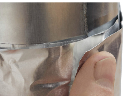 Närbild av ett aluminiumrör med isolering och hand