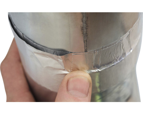 Närbild av ett flexibelt aluminiumrör som tätas med aluminiumtejp.