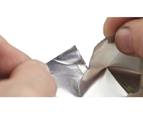 Händer som river aluminiumfolie