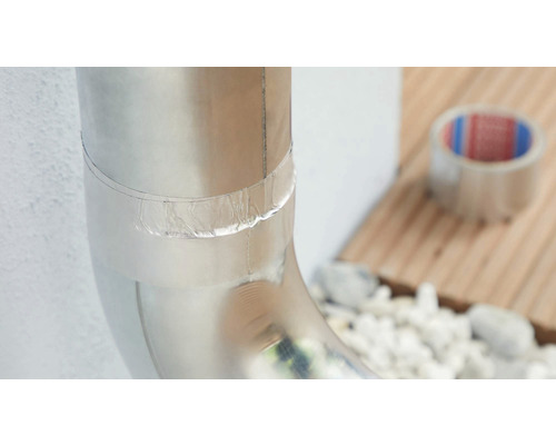 Reparerad avloppsrörböj med tejp