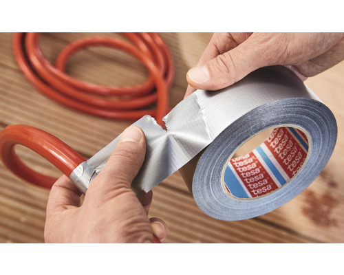 En rulle Tesa vävtejp används för att reparera en slang.
