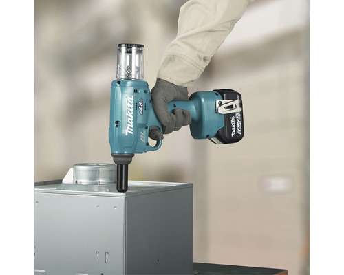 Makita sladdlös blindnitpistol i arbete på ett metallhölje.