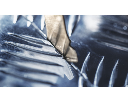 Närbild av en metallågklingas spets