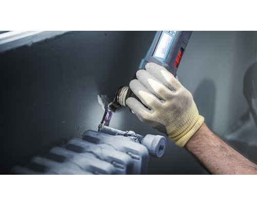 Hantverkare bearbetar värmerör med multifunktionsverktyg