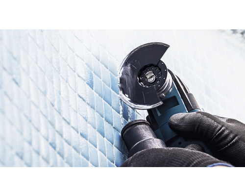 Kakelskärare som skär mosaikplattor