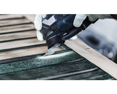 Oscillerande elverktyg som används på en träyta