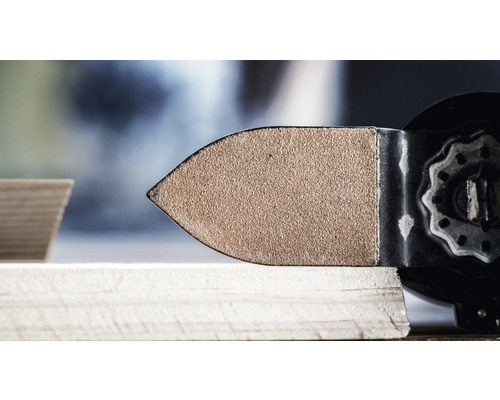 Oscillerande slipplatta i användning på trä