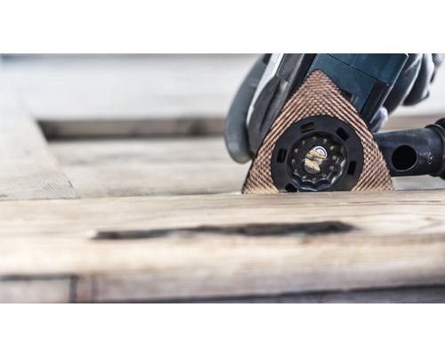 Multifunktionsverktyg vid skärning av en träbit