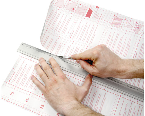 Skära självhäftande folie med kniv och linjal