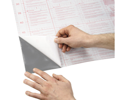 Person drar bort skyddsfilm från självhäftande film